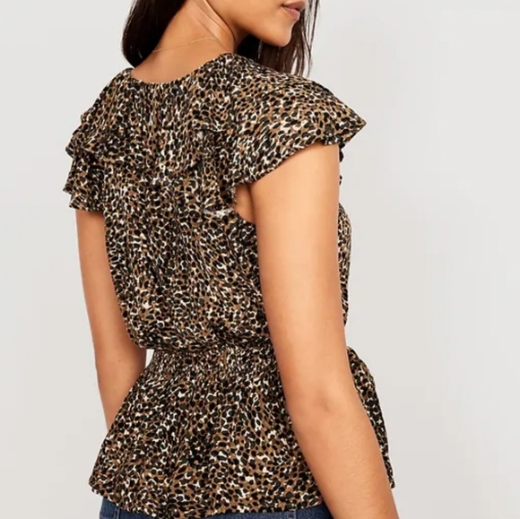 NWT Waist-Defined Ruffle-Trim Top ( SIZE M) - Picture 2 of 11